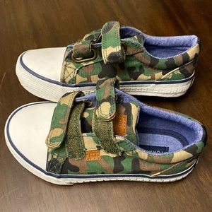 Toddler boy’s camo Tommy Hilfiger shoe, size 9k